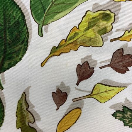  HERMES エルメス 落ち葉  ホワイト×ネイビー シルクスカーフ