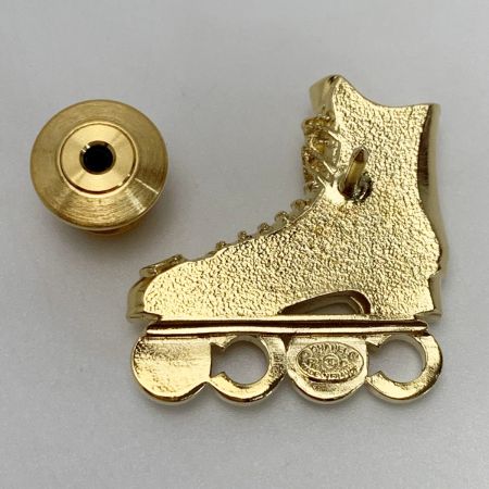  CHANEL シャネル ローラースケート ブローチ F21C ゴールド ピンタイプ