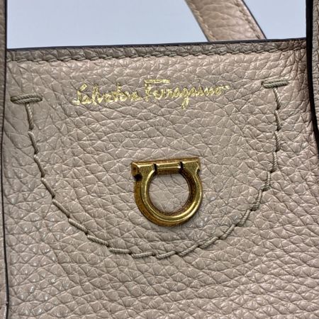 Salvatore Ferragamo サルヴァトーレフェラガモ フィアンマショルダー  EZ-21 ベージュ 袋 ストラップ付