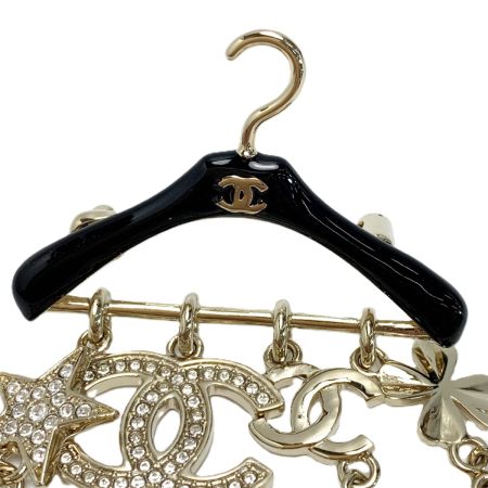  CHANEL シャネル ココマーク ハンガーモチーフ メタル レジン ブローチ AB9842 ゴールド×ブラック レディース