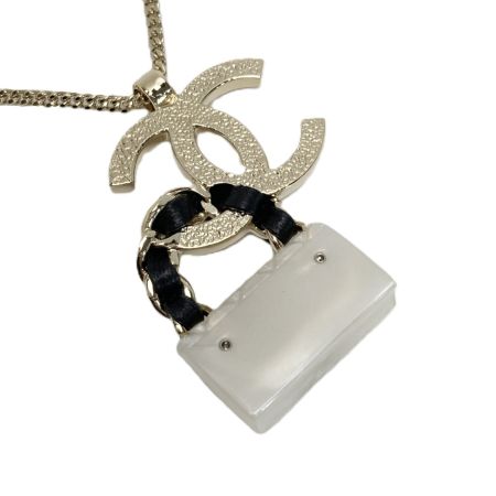  CHANEL シャネル ココマーク マトラッセ バッグモチーフ ネックレス B23C ゴールド×ホワイト GP
