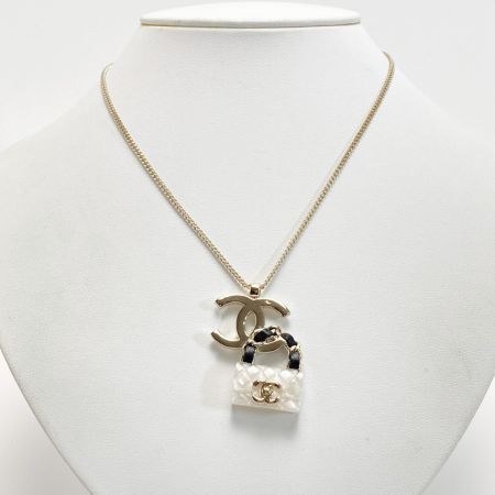  CHANEL シャネル ココマーク マトラッセ バッグモチーフ ネックレス B23C ゴールド×ホワイト GP