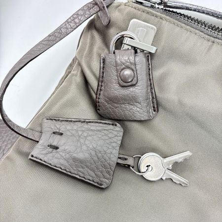 PRADA プラダ 三角ロゴプレート テスートxレザー グレージュ 保存袋 パドロック キー×2 ショルダーバッグ
