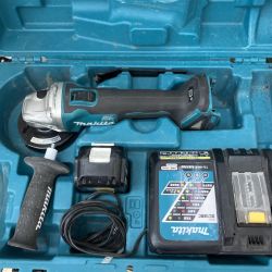 △△ MAKITA マキタ 18V 100mm　充電式ディスクグラインダー　充電器・充電池1個・ケース付  GA404D Cランク