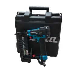 ◇◇ MAKITA マキタ エアタッカー　エアツール　  ケース付 5331 キズ・ヨゴレ有 AT451H ブルー Cランク