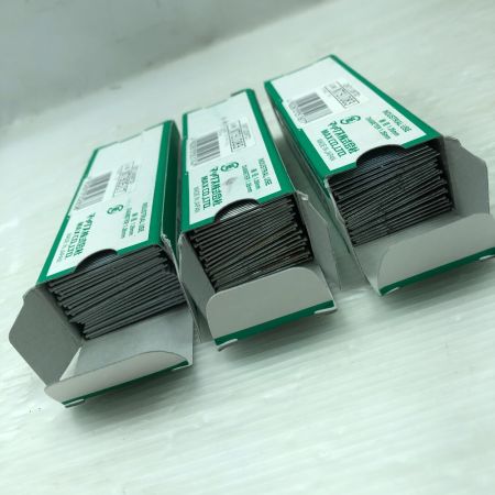  MAKITA マキタ 工具関連用品 充電式フィニッシュネイラ 程度A ケース付 コードレス式 40v　仕上げ釘付 FN001GZK ブルー