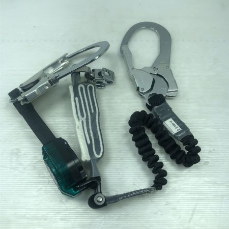  TITAN 工具関連用品 ロック機構付き巻取＋伸縮式ダブルランヤード 程度A 本体のみ HL-MRZW-1.3 ブラック