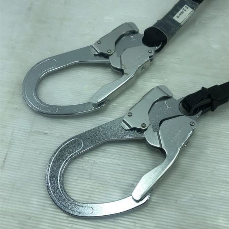  TITAN 工具関連用品 ロック機構付き巻取＋伸縮式ダブルランヤード 程度A 本体のみ HL-MRZW-1.3 ブラック