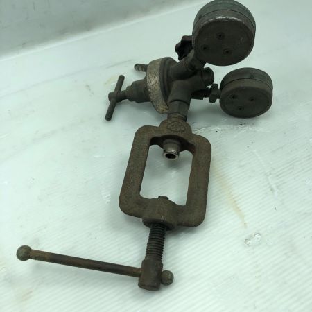   工具関連用品 アセチレン調整器/酸素調整器 ジャンク品(D) レッド×グリーン