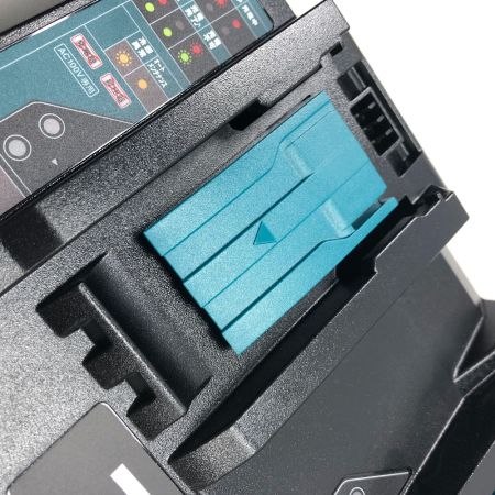  MAKITA マキタ 工具関連用品 バッテリー充電器 本体のみ コード式 100v DC18RD ブラック