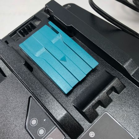  MAKITA マキタ 工具関連用品 バッテリー充電器 本体のみ コード式 100v DC18RD ブラック