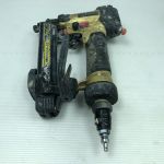 ◇◇ HITACHI 日立 工具 エアタッカ 本体のみ 高圧 N2504HMB ゴールド Cランク