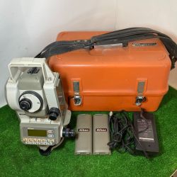 ** Nikon ニコン 【ジャンク】トータルステーション バッテリー充電不可 レンズカビ 動作未確認 NST-10CHG Bランク