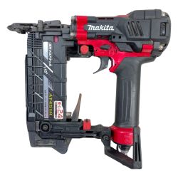 ＊＊ MAKITA マキタ 50mm 高圧エアタッカ ケース付 AT451H レッド×ブラック Bランク