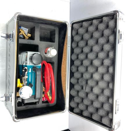 MAKITA マキタ 18V デジタルゲージ付 充電式真空ポンプ VP180D グリーン