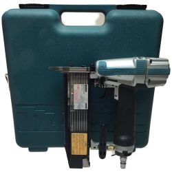 ΘΘ MAKITA マキタ エア釘打ち 常圧 50mm ケース付 AF502 グリーン Bランク