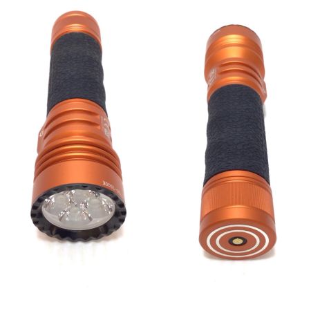  OLIGHT 懐中電灯 程度A 充電ケーブル・ホルダー付 N81600902 美品 Seeker4 Pro オレンジ