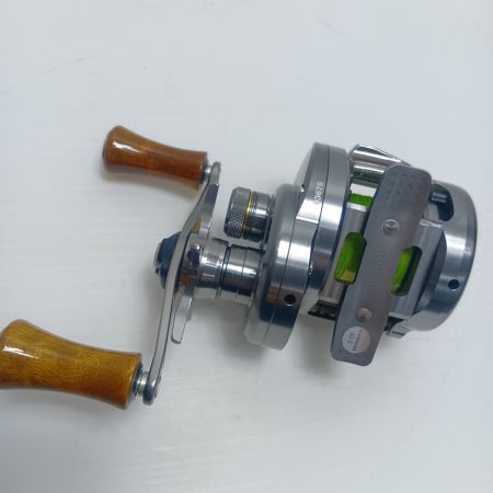 SHIMANO シマノ ベイトリール  17カルカッタ コンクエストBFS HG-L 小傷有・ハンドルノブカスタム 程度B 箱・純正ハンドル付属 03676