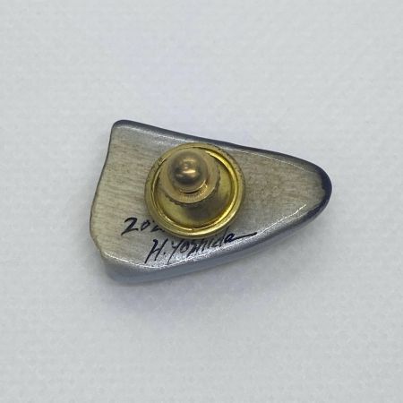   吉田光 ピンバッジ 程度A