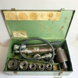 ♭♭ カクタス 手動油圧パンチャー 　コマ10個付属　ヨゴレあり　ケース破損 手動油圧ﾊﾟﾝﾁｬｰ Cランク