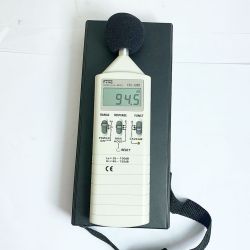 ♭♭ 東京硝子器株式会社 デジタル騒音計　 FSL-1350 Aランク