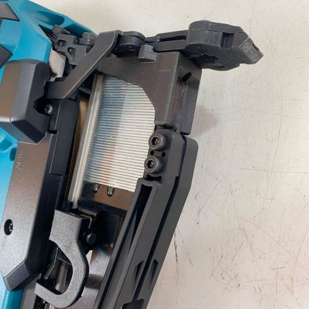  MAKITA マキタ 充電式フロアタッカ　40Ｖ　本体のみ　2024.6製造 ST003GZ