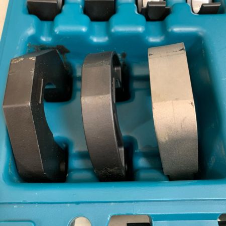  MAKITA マキタ 18v充電式圧着機　アタッチメント各種・充電器・充電池2個・ケース付 バッテリー充電回数1回/2回 TC300D