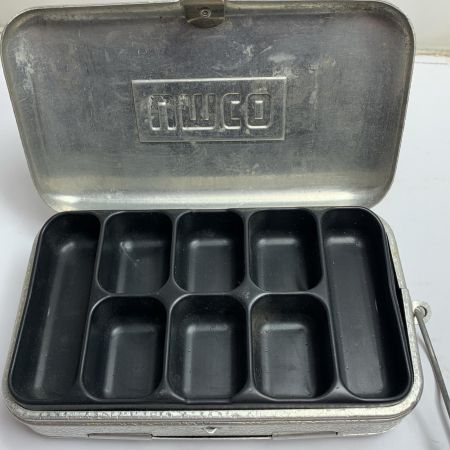  umco ルアーケース シルバー