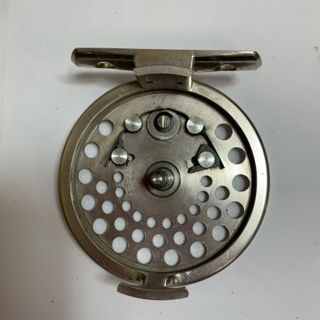  ufmウエダ フライリール　目立つキズ、スレあり CANTATA 2200