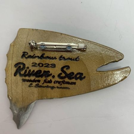  River.Sea ブローチ 未使用品 ﾚｲﾝﾎﾞｰﾄﾗｳﾄ