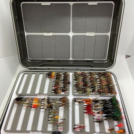 ΨΨ C&F DESIGN 釣り小物 ルアーケース  毛ばり付き