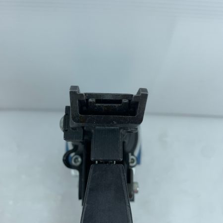  MAKITA マキタ 常圧フローリング用エアタッカ　32×50mm ケース付 AT1150B シルバー×ブルー