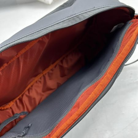 SIMMS シムス フィッシングバッグ トリビュータリースリングパック