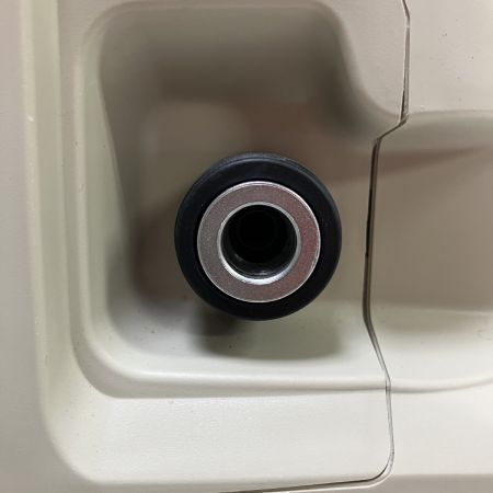 ЗЗ MAKITA マキタ (2) 100v 5L 常圧1口 コンプレッサー ショルダーベルト付 AC700 アイボリー