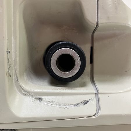 ЗЗ MAKITA マキタ 100v 5L 常圧1口 コンプレッサー 分岐カプラー ショルダーベルト付 AC700 アイボリー