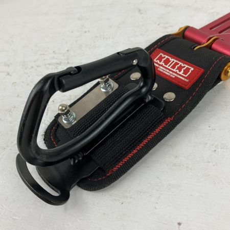 ЗЗ KNICKS 赤タグ カラビナホルダー アルミベルトループ カラビナ付き ブラック×レッド×ゴールド