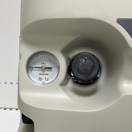 ЗЗ MAKITA マキタ 100V 常圧 コンプレッサー ストラップ 取説付 AC700 アイボリー