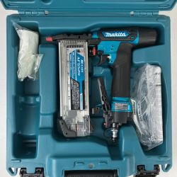 ЗЗ MAKITA マキタ 55mm 高圧 仕上げ釘打ち機 保護メガネ ケース付 AF552H ブルー Aランク