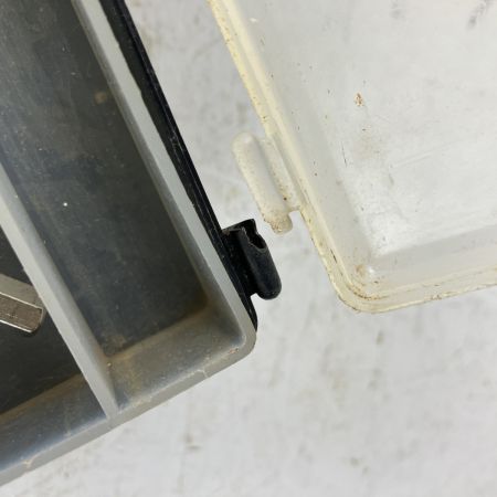 ЗЗ MAKITA マキタ 7.2v ペンインパクトドライバ バッテリーx2 充電器 ケース付 TD020D ホワイト