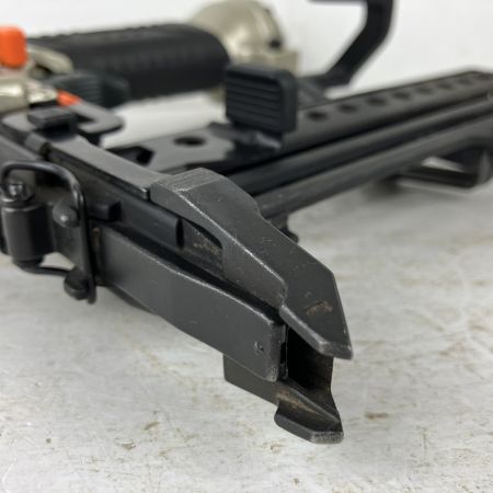 ЗЗ HITACHI 日立 50mm 常圧 フロアタッカ ケース付 N5004MF ライトグレー