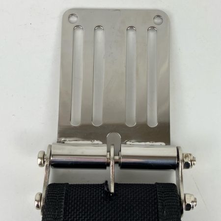 ЗЗ KNICKS タイトフィットシリーズ4Pホルダー SUSベルトループ付き TF-401PN ブラック