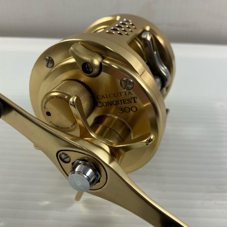 σσ SHIMANO シマノ ベイトリールカルカッタコンクエスト 300 RH445 シャリ音/ハンドルガタ有り 01573