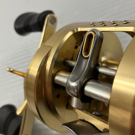 σσ SHIMANO シマノ ベイトリールカルカッタコンクエスト 300 RH445 シャリ音/ハンドルガタ有り 01573