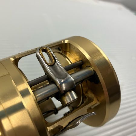 σσ SHIMANO シマノ ベイトリールカルカッタコンクエスト 300 RH445 シャリ音/ハンドルガタ有り 01573