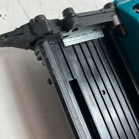 MAKITA マキタ 充電式仕上釘打  程度B ケース付・充電池1ケ 40v 2.5Ah 22232 キズ・ヨゴレ有 FN001GZK ブルー