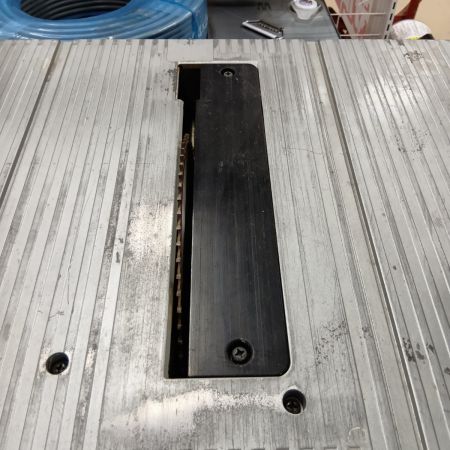 MAKITA マキタ 2703 グリーン 【店頭引取限定】切断工具 丸のこ盤　程度B 付属品完備 コード式 100v 15Ah 10.9 202047A キズ有 固定台のボルト２本なし