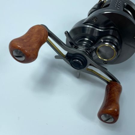 SHIMANO シマノ 23カルカッタコンクエストBFSXG 045713 ウッドハンドル