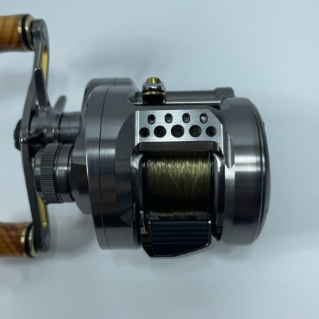 SHIMANO シマノ ベイトリール 23カルカッタコンクエストBFS 045713 カスタムハンドル装着