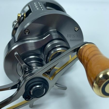 SHIMANO シマノ ベイトリール 23カルカッタコンクエストBFS 045713 カスタムハンドル装着