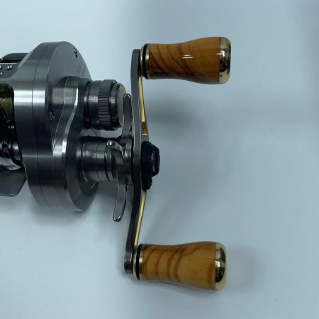 SHIMANO シマノ ベイトリール 23カルカッタコンクエストBFS 045713 カスタムハンドル装着